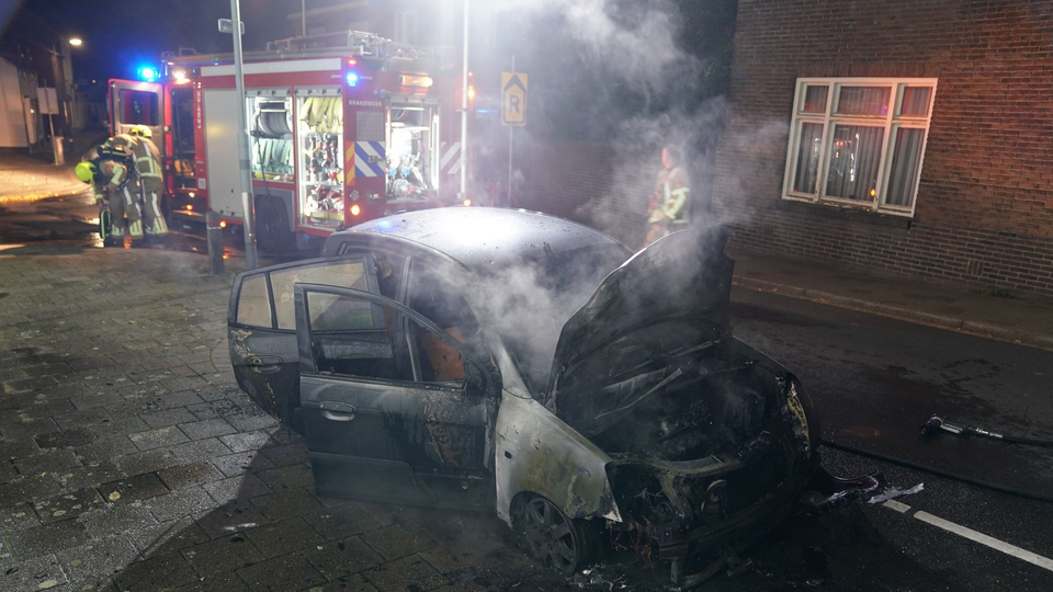 Auto uitgebrand in #Thorn door brandstichting:..