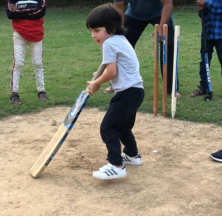 cupsngups's tweet photo. Looks like #TaimurAliKhan is following his grandfather's footsteps.

#KareenaKapoorKhan shares an aww-dorable picture of her munchkin playing cricket ❤️

#babies #baby #love #babygirl #kids #babiesofinstagram #cute #babyboy #family

#cupsngups
#entertainment
#lifestyle
#media https://t.co/Xws4aXjyeU