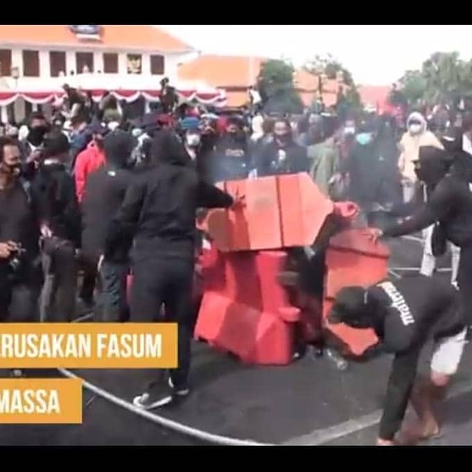 HoleNegative's tweet photo. Ayo jaga Indonesia, tidak ada ruang bagi para perusuh di negeri ini, haruskah seorang yang berjiwa preman seperti itu harus kita lindungi ????
demonstrasi besar2an apa sih hasilnya??? 
1. rusaknya fasilitas umum
2. banyaknya korban dari massa maupun anggota polri
Sadarkah kalian https://t.co/SA9WHzC4ET