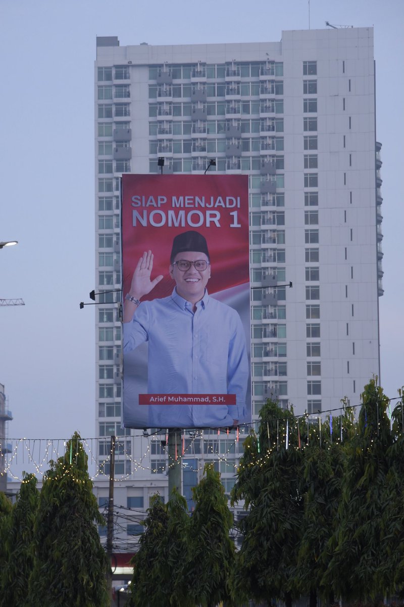 Ya ampun.. pagi ini lumayan kaget liat foto ini viral di instagram. Nggak nyangka temen lama gue yang dulu kalau ketemu suka ngobrolin politik dan ngajak debat soal kebijakan, sekarang udah melangkah sejauh ini. :,)