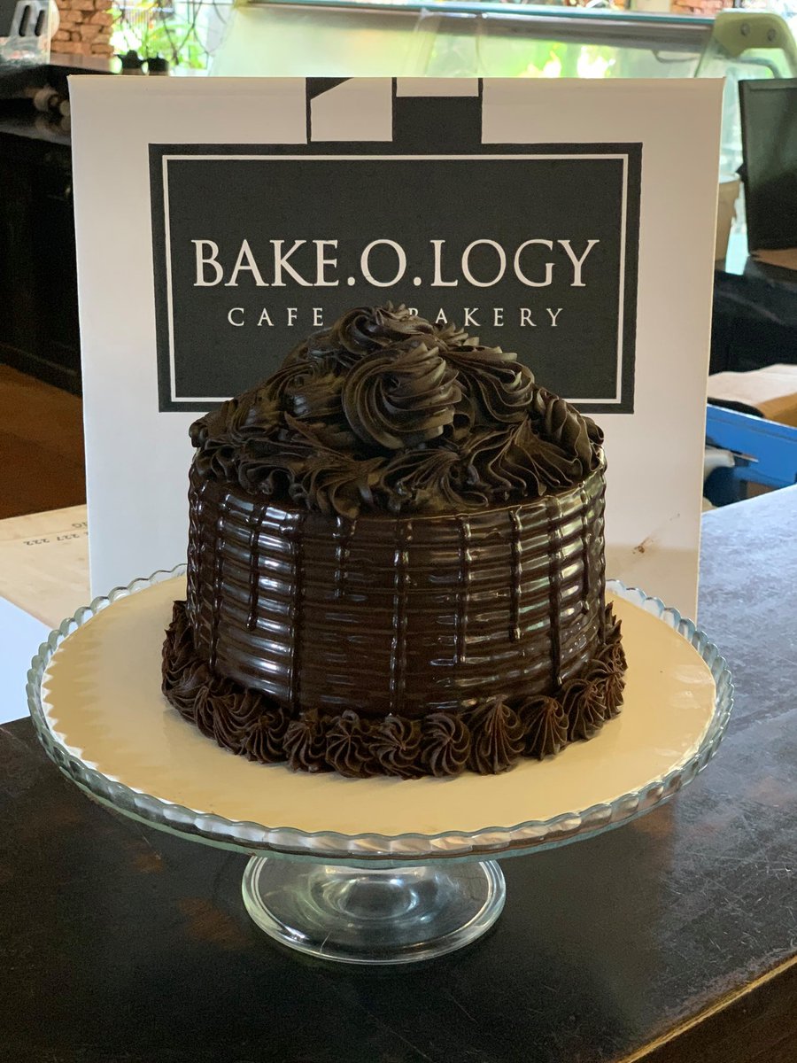 bake_O_logy_Ug's tweet photo. We can't decide which is the better view, but its all good when you're facing a delicious chocolate specialty cake from the #Bake_O_logyCafeandBakery. https://t.co/h6dvoYAhtf