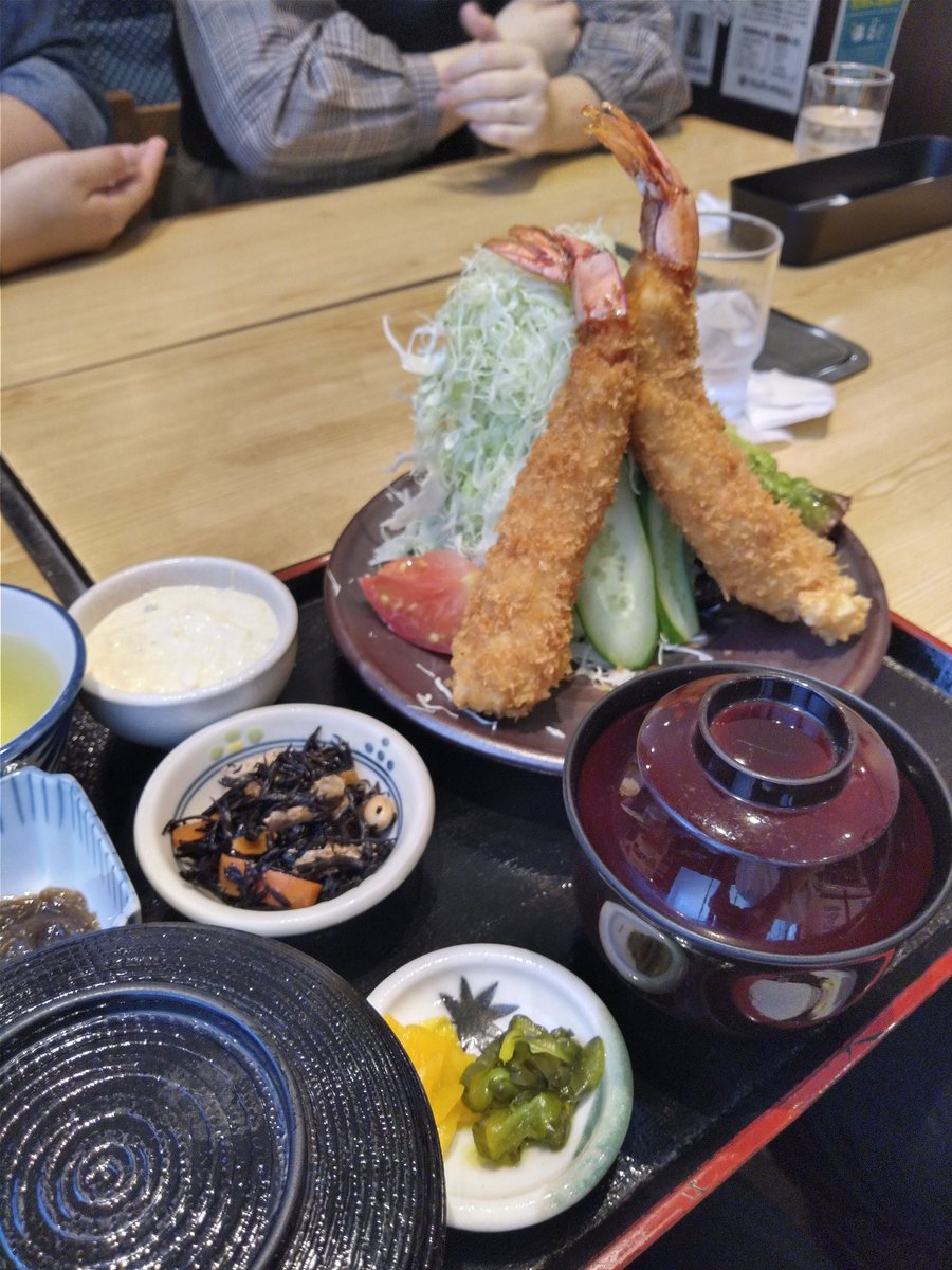 Sawa 今日は 旦那と妹夫婦と三重県伊勢市の伊勢神宮とおかげ横丁へ お昼は大きいエビフライ定食食べた 後 伊勢醤油のソフトとか エビマヨの串のやつとか お土産で赤福と自分用にゆず酒 にごり梅酒 日本酒のセットを