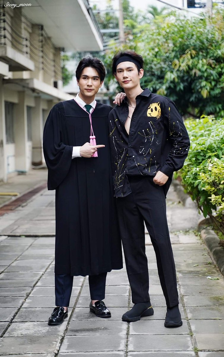 neor0n's tweet photo. We Love you both!!🤧✊
#CongratulationsWoranart
#DomesGraduation #pavelphoom
@WDdome
@pavelphoom https://t.co/O93ZAUgJOC