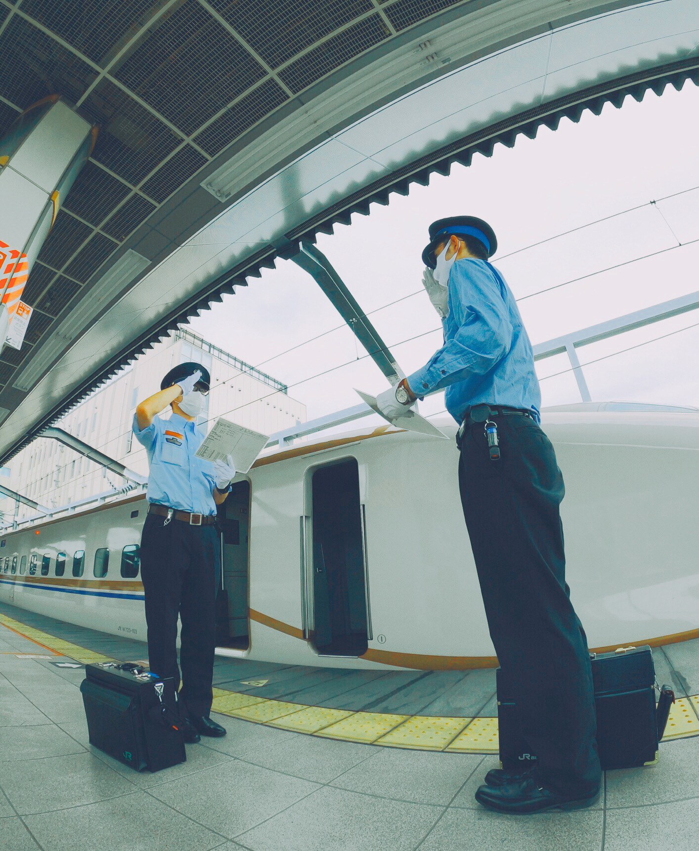信州の列車旅 Jr東日本長野支社 公式 北陸新幹線 かがやき はくたか Jr長野駅では恒例の風景 Jr西日本さまと Jr東日本による乗務員交代 お客さまに安心してご乗車いただくため 乗務員がより一層気を引き締めるワンシーンです これからもご
