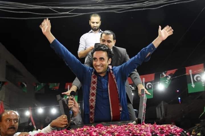 mersadambalhro1's tweet photo. آئو بلاول کے  سنگ چلیں.
آئو جمہوریت کے سنگ چلیں.
آئو پاکستان کے سنگ چلیں.
آئو امن،اتحاد،محبت رواداری اور محافظِ پاکستان کے ساتھ چلیں،
چلو چلو کراچی چلو.
چلو چلو جناح باغ چلو.
شہداء کارساز کے عظیم شہیدوں کو سلام پیش کرنے کراچی چلو.
@BBhuttoZardari @AseefaBZ @MirSohrab @AlyHydr https://t.co/ejRGHcJTrB