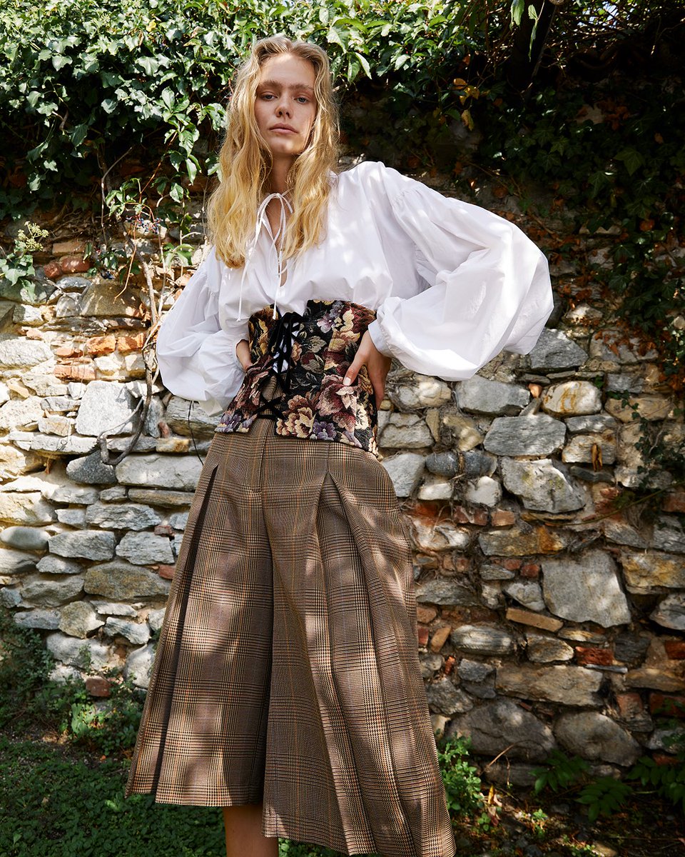 New Romantic.
Falling in love with the brown colors and the warm textures of the first autumnal pieces of #LautreChose #FW20 collection.