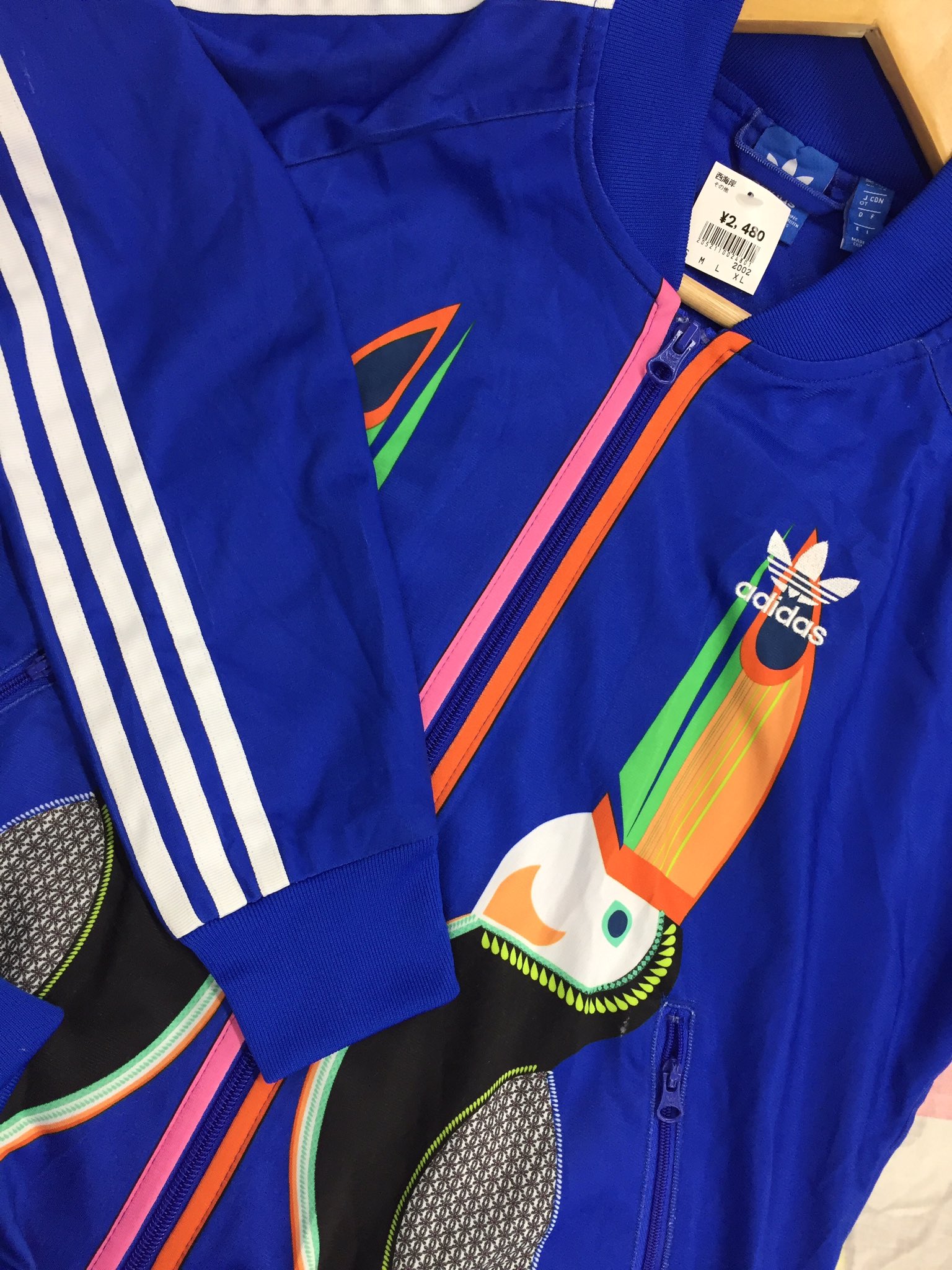 西海岸 行橋店 秋冬アイテム 続々入荷中 Adidasジャージ カラフルな鳥 と チャック部分の ピンクとオレンジのラインが可愛い 胸には刺繍 背中はプリントでのロゴが Adidasらしい感じです 古着屋西海岸 西海岸行橋店 スポーツブランド