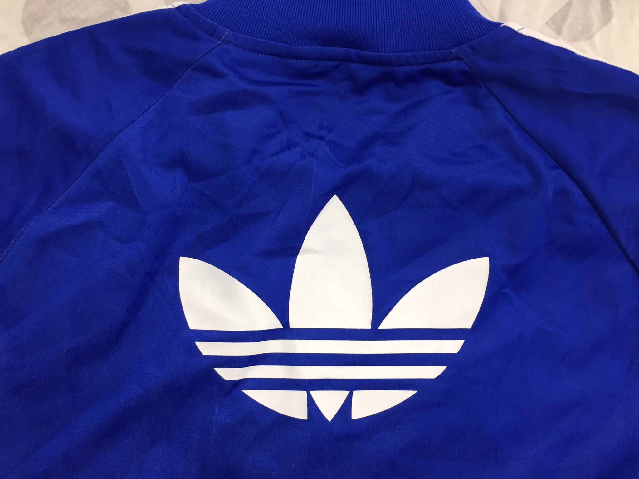 西海岸 行橋店 秋冬アイテム 続々入荷中 Adidasジャージ カラフルな鳥 と チャック部分の ピンクとオレンジのラインが可愛い 胸には刺繍 背中はプリントでのロゴが Adidasらしい感じです 古着屋西海岸 西海岸行橋店 スポーツブランド