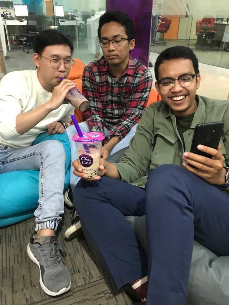Pernah ga sih kalian jadi orang yang ditengah, pas lagi bokek, temen-temen beli Chatime tapi cuma bisa ngeliatin doang. RASANYA NYESS GAESS #EntengDiKantong #ChatimeTengTong https://t.co/8okIdtUVZc