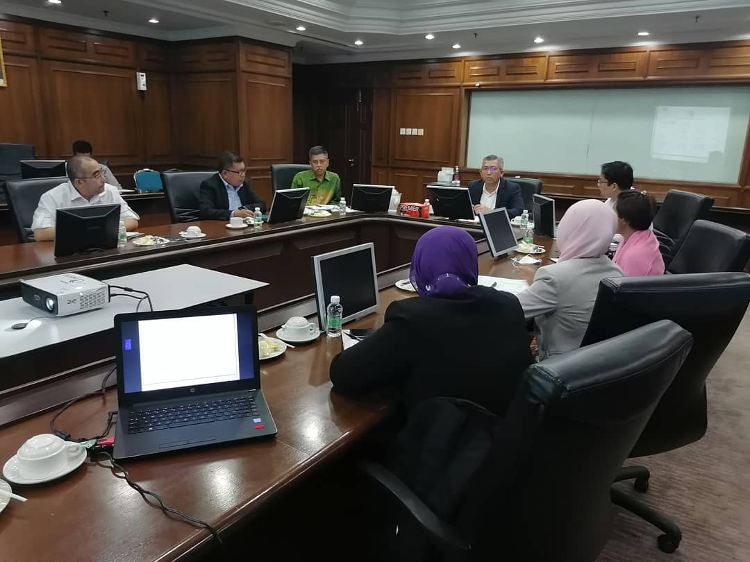 ci2cdperak's tweet photo. YB Dato' Pengerusi mempengerusikan Mesyuarat Post EXCO bersama Jabatan Kerajaan berkaitan bagi memaklumkan keputusan mesyuarat Ahli Majlis Mesyuarat Kerajaan Negeri Perak #ConnectingPotential #MITI #MIDA #InvestPerak #NCIA #UPEN 

#staysafe #ci2cdperak #DSY #pejaofperak https://t.co/f2ST4BRSB9