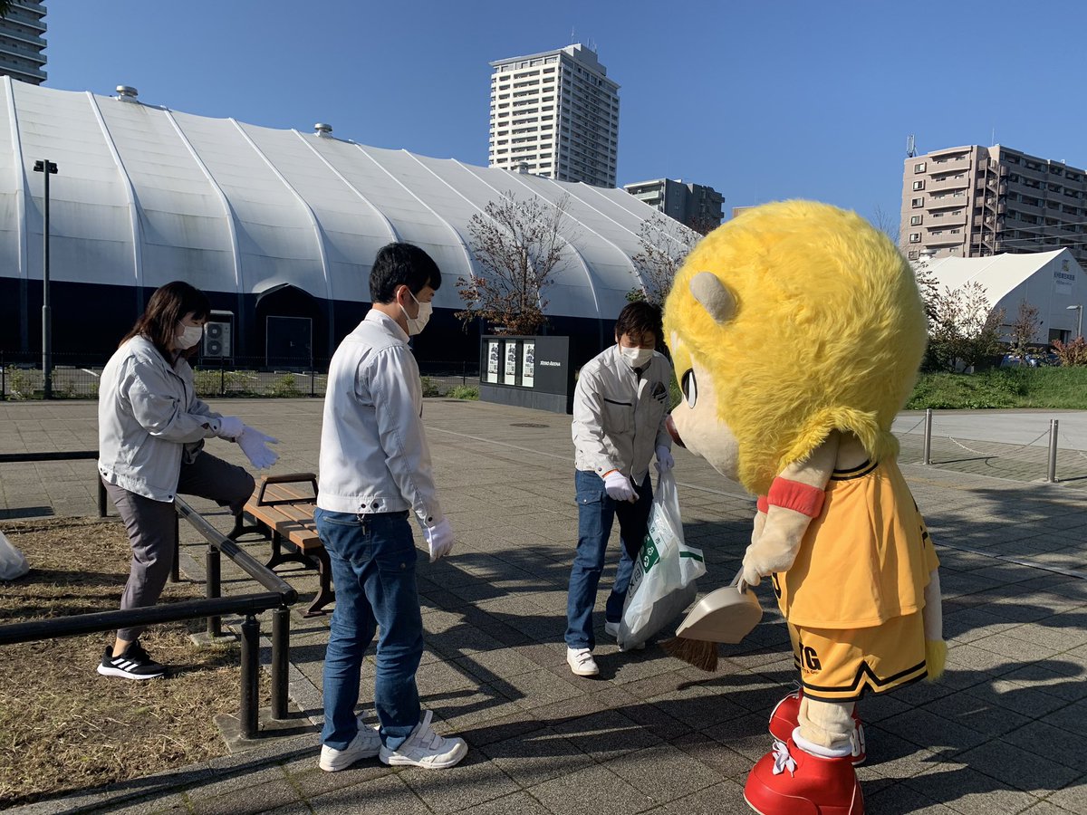 89ERS_Official's tweet photo. 株式会社 #HEXELWorks の皆さまと清掃活動を行いました🧹🧤
今週末仙台開幕ということで、会場のゼビオアリーナ仙台の周りを中心に、スタッフとティナが一緒に清掃🦁
朝から気持ちの良い汗を流すことができました😊💖
株式会社HEXEL Worksの皆さま、ありがとうございました‼️
#89ERS
#NINERSHOOP https://t.co/FW62Uv8OOv