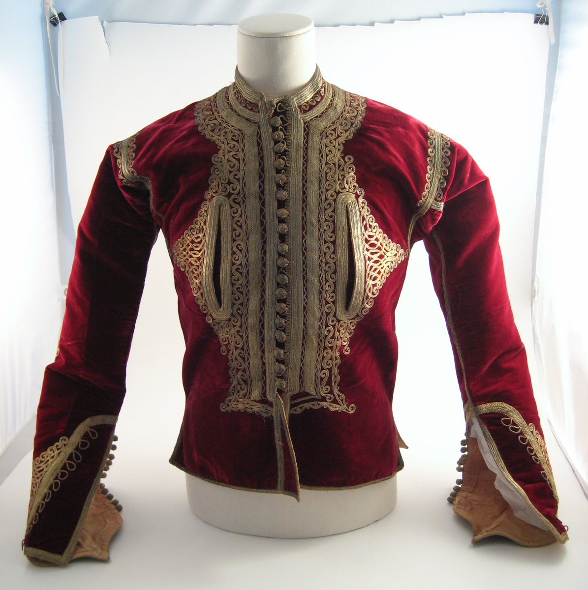 Of course Byron also knew how to dress to impress. He brought this red velvet suit back to Newstead from Albania. It set him back a mere 50 quid. He wrote that Albanian clothing was ‘the most magnificent in the world’. #MuseumPassion #CURATORBATTLE #BestPartyObject/5