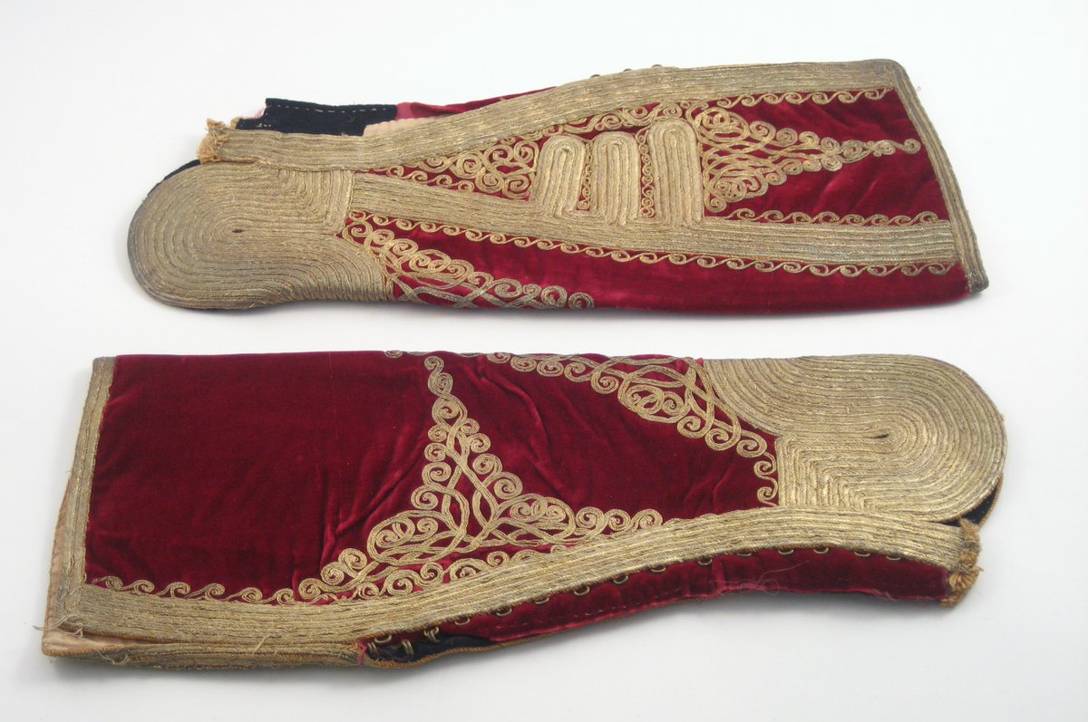 Of course Byron also knew how to dress to impress. He brought this red velvet suit back to Newstead from Albania. It set him back a mere 50 quid. He wrote that Albanian clothing was ‘the most magnificent in the world’. #MuseumPassion #CURATORBATTLE #BestPartyObject/5