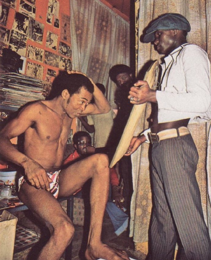 Ogbeni_Gryn's tweet photo. Today, in 1938, a legend was born. Happy birthday Fela Anikulapo Kuti. 🙌
#legend #FelaDay #EndSWAT #EndPoliceBrutalityinNigeria https://t.co/mZL6BCmUu4