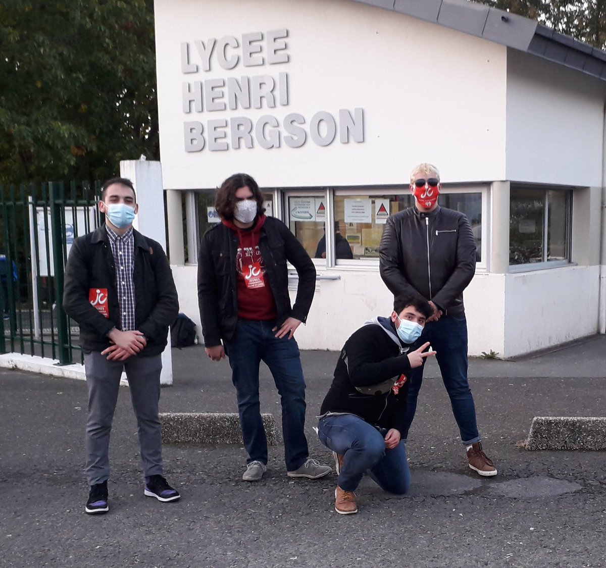 🔴 Révision Solidaire 🔴

➡️ Nous étions sur le lycée Bergson

📣 Les jeunes ne paieront pas la crise ✊✊✊

#Angers #jeunes #communiste #Angers #solidarité #avantgard #MJCF