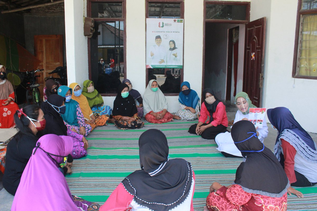 TMasudah's tweet photo. Bu Niki Cara nyoblosnya
1. Dibuka
2. Dilihat
3. Dicoblos Calonnyaa, Sing Kudung Ijo nggee..
Pengestune Sedoyooo...

#maspungmbaktitik
#mojokertokeren
#mojokertokerjanyata https://t.co/uVigkwl9LP