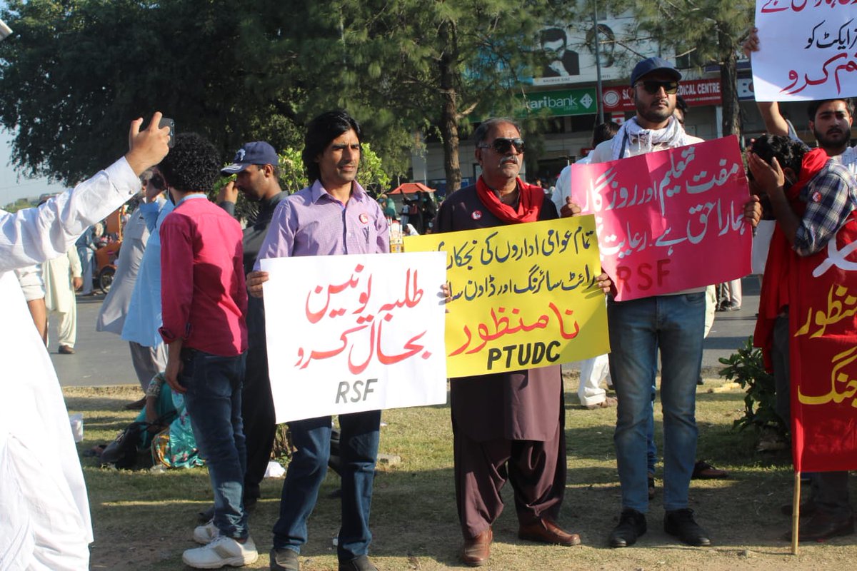FrontStudents's tweet photo. طلبہ مزدور یکجہتی زندہ باد
انقلاب کے تین نشان۔۔۔۔۔ طلبہ، مزدور اور کسان
#GetOutIMF
#14OctDharna https://t.co/rqgJAPRuCy