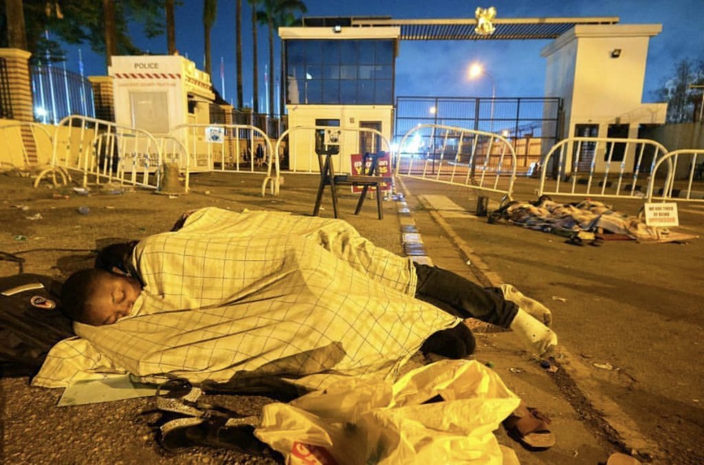 a_habout's tweet photo. Where are the online protesters?While we slept comfortably on our beds last night, some slept by the roadside in the cold. They are doing this for us, let's do this for them. Let's all work together in unity. Reply and RT #EndSARS #EndSWAT #EndPoliceBrutalityinNigeria https://t.co/MInSGwLybU
