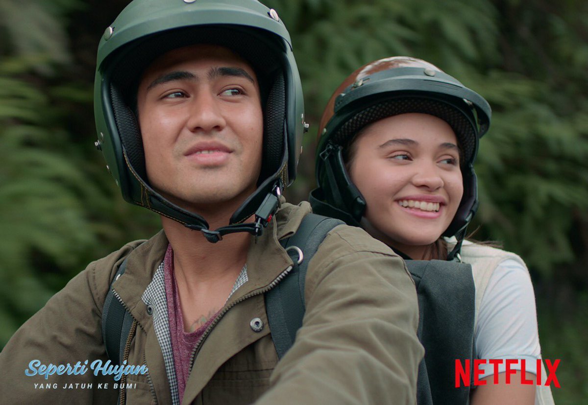 Terkadang orang yang kita sayangi itu berada dekat sekali dengan kita. Tapi tiap kali ingin menyatakannya kita selalu takut ia akan menjadi sangat jauh. Kita memilih menyimpan perasaan itu, sembari terus melihat dia membagi perasaan kepada orang baru.

Sudah tayang di Netflix!