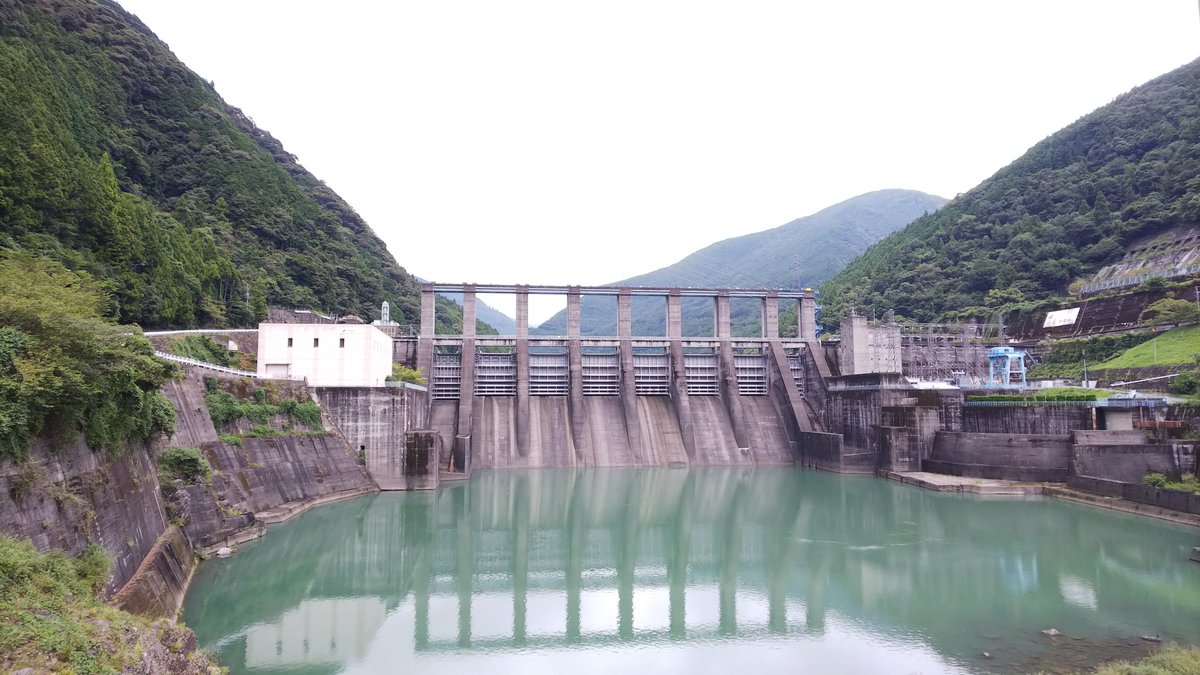 さくらみずき 浜松市天竜区の県道で土砂崩れがあり現在 通行止めとなっています 復旧のめどは立っていません 迂回路は60キロ 秋葉ダムも行けません 以前の写真です