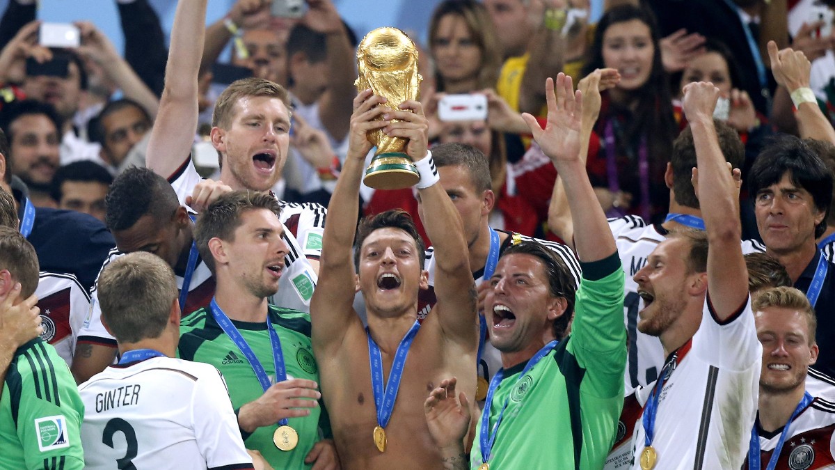 Happy 32nd birthday to 2014 World Cup winner, @MesutOzil1088! 🎉

#DieMannschaft