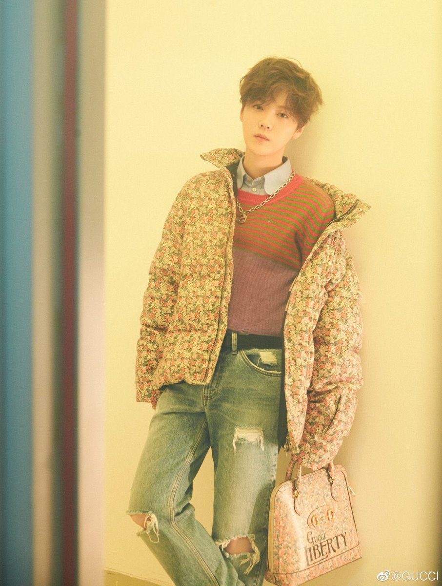 Daughters235's tweet photo. Luhan n Kai carrying the same Gucci bag. 
#LuHan #Gucci 
(Photos Cr owner) https://t.co/PHe2cDsoSU