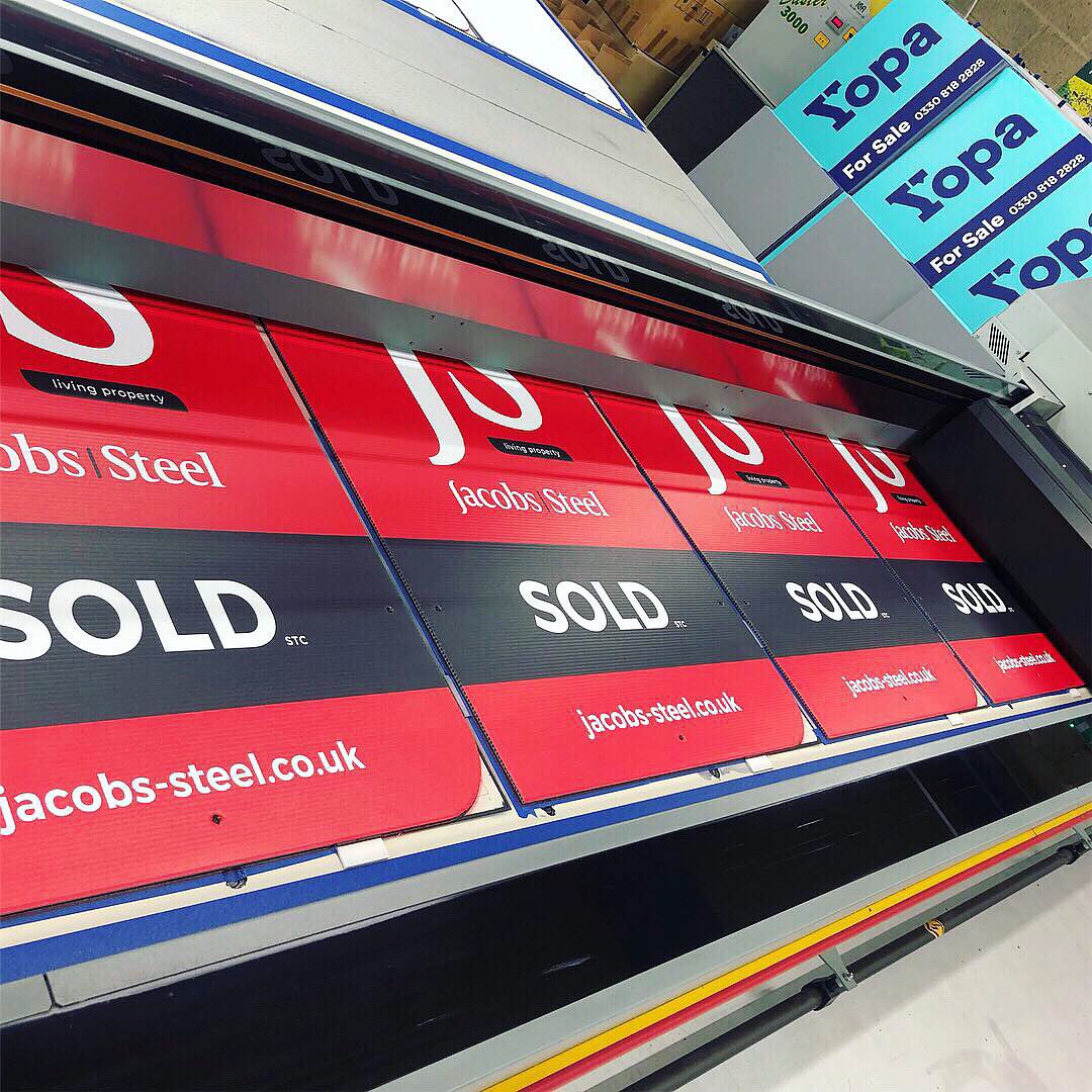 KremerSignsTom's tweet photo. ⭐️ Boards Breed Boards! ⭐️

With the housing market booming, we are working hard to keep up with the demand, offering around the clock production 7 days a week. This gives us the capacity to fulfil orders to quick delivery lead times 👌🏻

📞 01635 550022
📧 sales@kremersigns.co.uk https://t.co/nsQ0LLyexg
