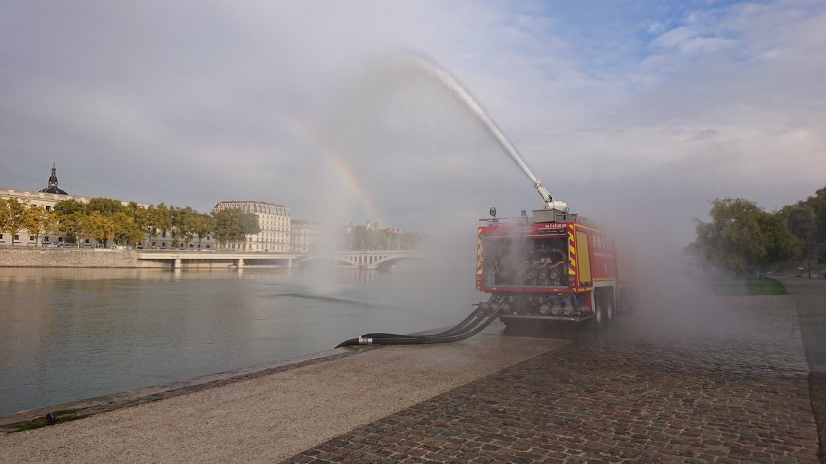 SDMIS69's tweet photo. [MANŒUVRE] 🚒

Les sapeurs-pompiers de la caserne Villeurbanne-Cusset du #SDMIS effectuent régulièrement une manœuvre du fourgon mousse grande puissance (#FMOGP).
Objectifs ➡️ Rappel théorique des différentes alimentations, test des canons. https://t.co/NlfLOMhfS0