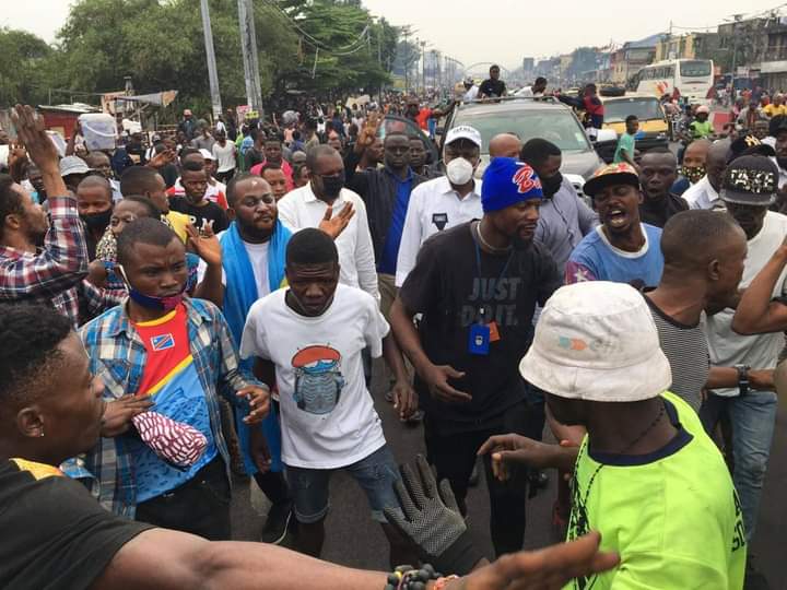 Honte aux policiers irresponsables qui, malgré leur violence, n'ont pas pu empêcher la marche du 14 octobre à Kinshasa. Toutes nos félicitations aux compatriotes qui ont marché dans plusieurs villes du pays pour L'UNITÉ NATIONALE ET L'INTÉGRITÉ TERRITORIALE DE LA #RDC.