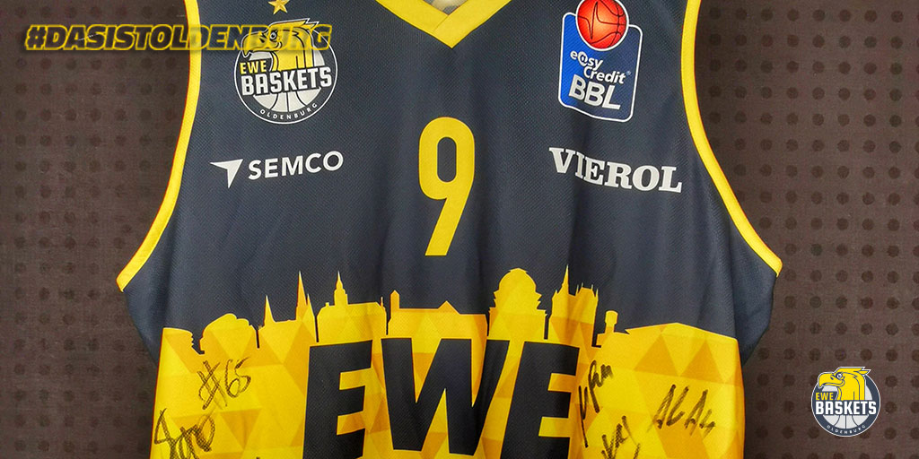 EWE_Baskets's tweet photo. #ThrowbackThursday
📢 Beim #FinalTurnier in #München von den @EWE_Baskets unterschrieben - und nun versteigert die @easyCreditBBL für einen guten Zweck diese & andere Stücke aus der #MunichBubble! #DasIstOldenburg
🖱 https://t.co/779IDjKQtE https://t.co/hyk1tnk8EK