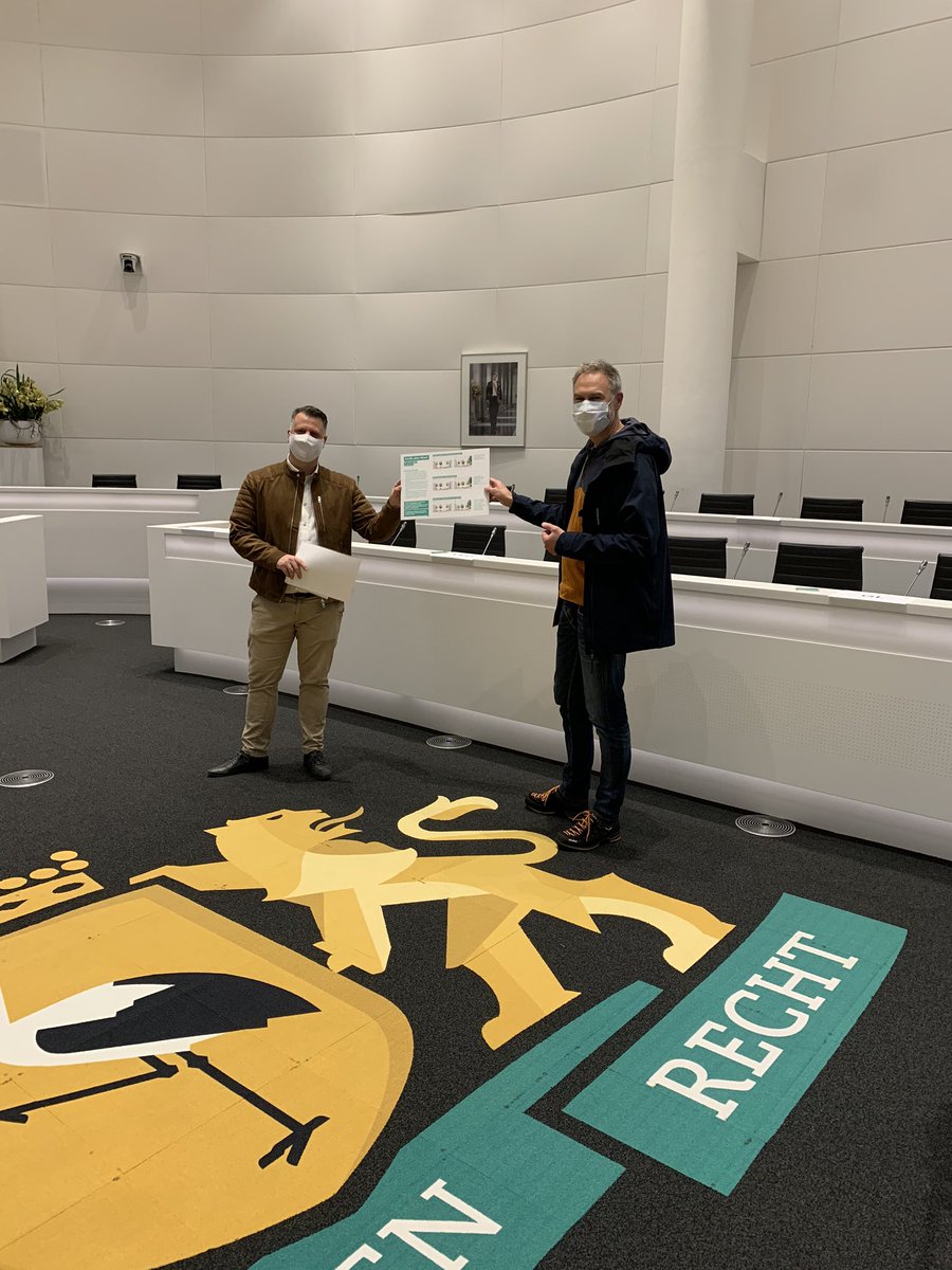 📸 Voorafgaand aan de commissie Leefomgeving is een petitie aangeboden aan #raad070 over de herontwikkeling van de Mient. Bewoners willen niet nog meer asfalt op de Mient zonder goed onderzoek.