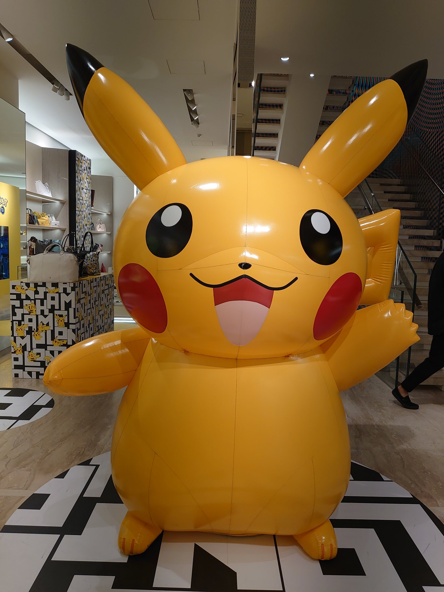 タカピカ ロンシャン ラ メゾン表参道に来ました 入口から巨大なピカチュウバルーンがお迎えし 奥にピカチュウ大量発生ソファーがあってたまらないです まさに癒やし空間ですね ポケモン ピカチュウ T Co Zstgidf85u Twitter