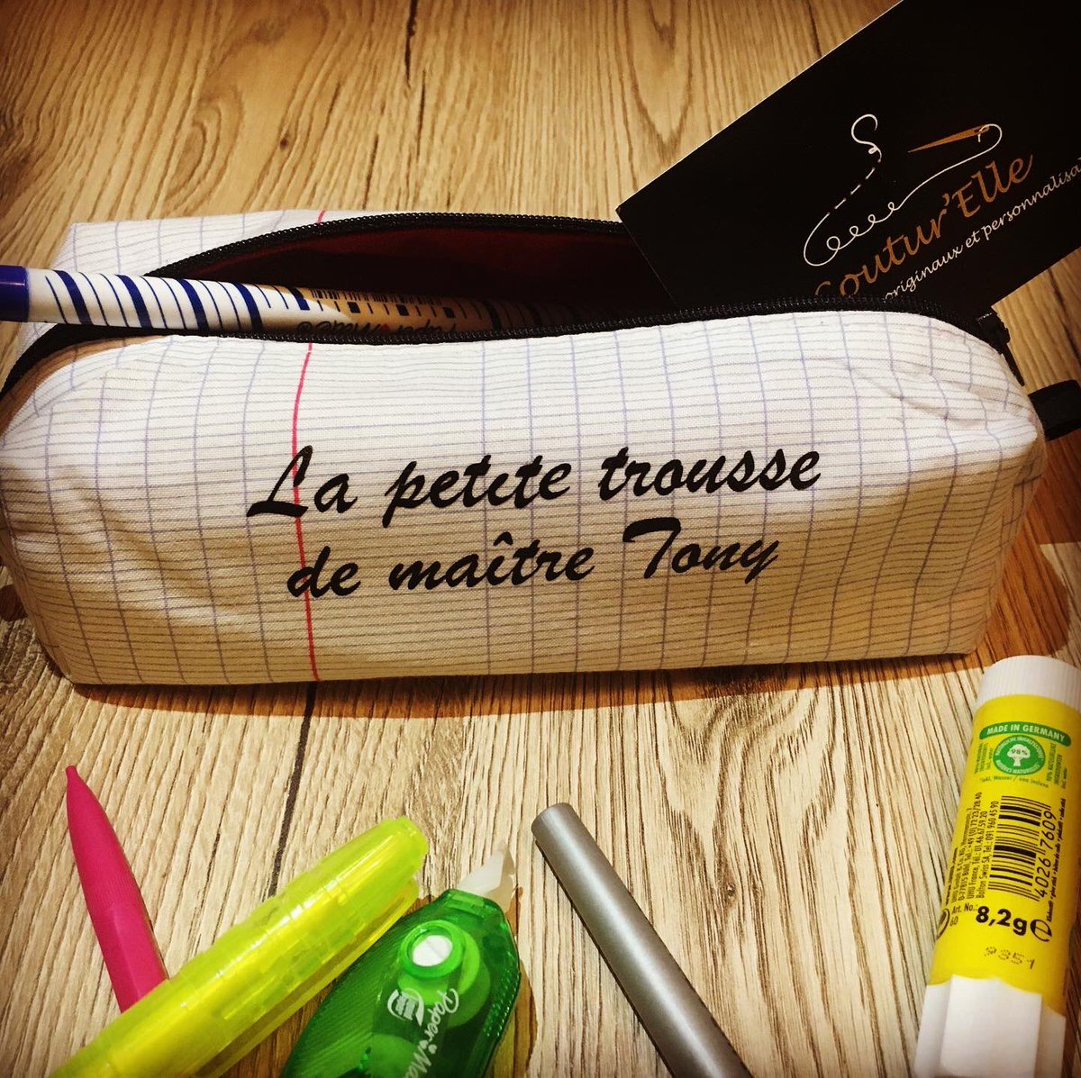 ElleCoutur's tweet photo. Un petit cadeau 🎁 personnalisé pour un maître d’école. J’avais trouvé ce #tissu plutôt sympa et le voilà transformé en #trousse pour l’occasion 😉
#faitmain #diy #couture #cousumain #handmade #madeinfrance #cousette2020 #ecole #school #schule #enseignant #professeurdesecoles https://t.co/n4WmpQJldx