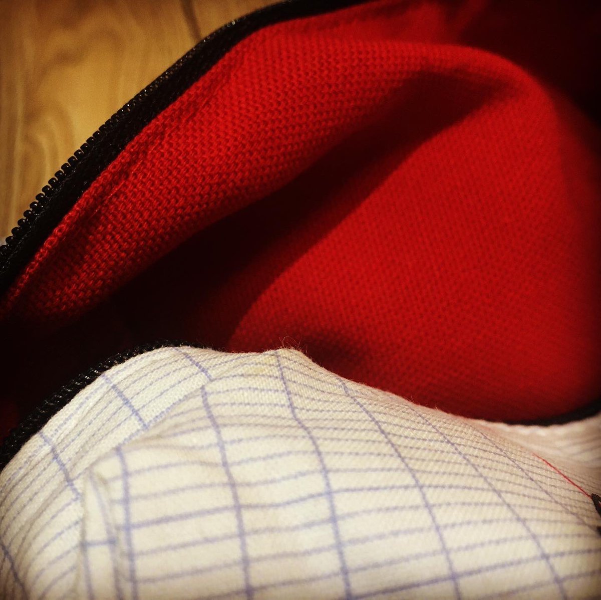 ElleCoutur's tweet photo. Un petit cadeau 🎁 personnalisé pour un maître d’école. J’avais trouvé ce #tissu plutôt sympa et le voilà transformé en #trousse pour l’occasion 😉
#faitmain #diy #couture #cousumain #handmade #madeinfrance #cousette2020 #ecole #school #schule #enseignant #professeurdesecoles https://t.co/n4WmpQJldx