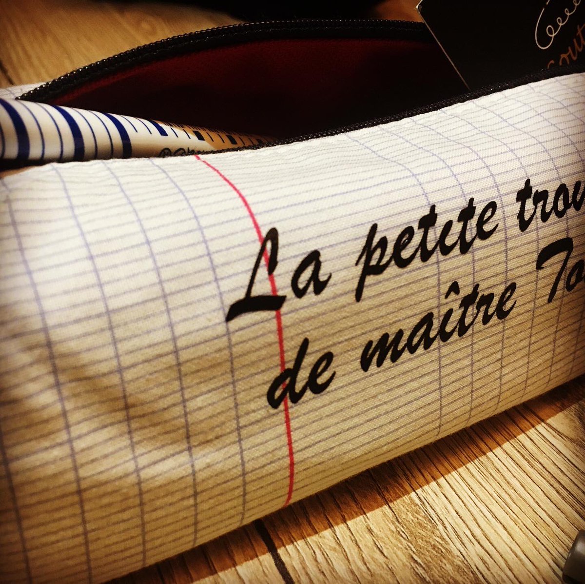 ElleCoutur's tweet photo. Un petit cadeau 🎁 personnalisé pour un maître d’école. J’avais trouvé ce #tissu plutôt sympa et le voilà transformé en #trousse pour l’occasion 😉
#faitmain #diy #couture #cousumain #handmade #madeinfrance #cousette2020 #ecole #school #schule #enseignant #professeurdesecoles https://t.co/n4WmpQJldx