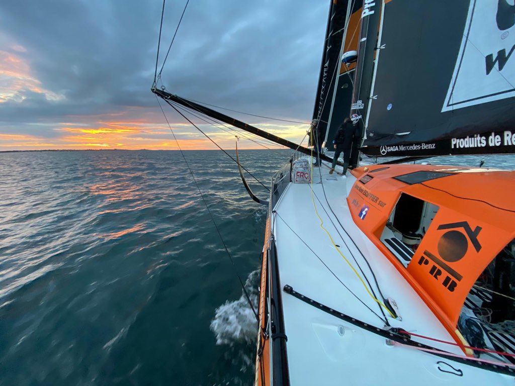 Team_Holcim_PRB's tweet photo. 🌅✨ L’@ImocaGS PRB a quitté ce matin Port-la-Forêt sous un joli lever de soleil et bien accompagné par quelques dauphins 🐬🤩

Et pour cette dernière navigation vers @lessables, Kevin a recruté un super équipier, @JjlJacques 😁

Bon convoyage !

#PRBVoile #VG2020 https://t.co/YpTvf38wqU