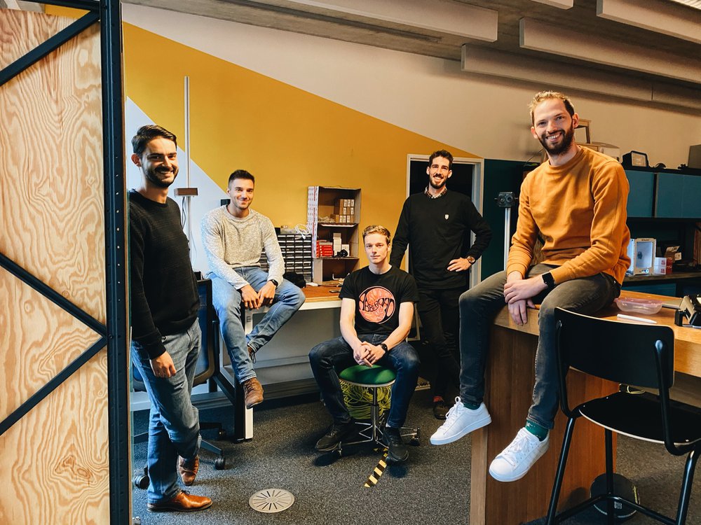 Welcome in our lab, where the magic happens. ✨Curious to know what goes on in here? Usually, we're getting our hands dirty with soldering, 3D printing, mechanical design  and embedded programming. This is where our product Telly was born. 🦾#IoT #edge