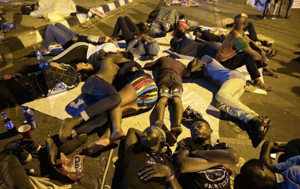 heisdudu's tweet photo. If this pops on your timeline please retweet with anger😭😭cos people sleep on the streets like they have no home just to defend their future and their kid's. #EndSWAT
#EndPoliceBrutalityinNigeria  #Anonymous  twitter CEO https://t.co/1xlLBp0bxS