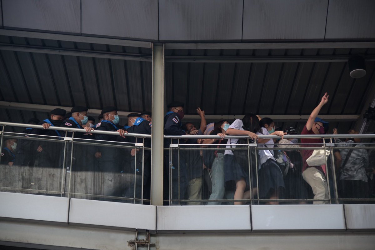 ด่วน! ตำรวจพยายามดันมวลชนออกจาก skywalk ราชประสงค์! ซึ่งหนึ่งในมวลชนที่ถูกดันเป็นนักเรียนมัธยม!
－
#15ตุลาไปราชประสงค์
#คณะราษฎร