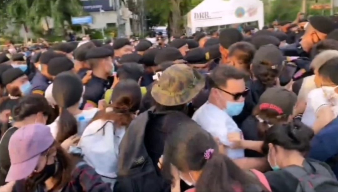 Arsa_rw_news's tweet image. เพื่อให้เข้าใจอีกครั้งนะครับตามภาพที่ทางกลุ่มผู้ชุมนุมกล่าวอ้างโดยใช้คลิปนี้ว่าถนนโล่งใส่ร้าย​กัน​ ตามภาพคือจุดนี้ไม่ได้มีปัญหาอะไรมาก​  แต่จุดที่มีปัญหาจริงคือจุดหน้าทำเนียบตรงสะพานชมัย​ ซึ่งมีการผลักดันตาม3ภาพหลังที่เห็น​ ซึ่งก็มีคนพยายามดันเข้าไปจุดนี้คือจุดที่ใช้คำหยาบด่าทอ