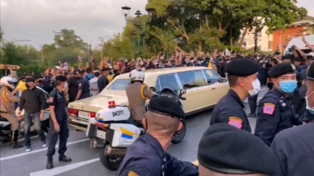 Arsa_rw_news's tweet image. เพื่อให้เข้าใจอีกครั้งนะครับตามภาพที่ทางกลุ่มผู้ชุมนุมกล่าวอ้างโดยใช้คลิปนี้ว่าถนนโล่งใส่ร้าย​กัน​ ตามภาพคือจุดนี้ไม่ได้มีปัญหาอะไรมาก​  แต่จุดที่มีปัญหาจริงคือจุดหน้าทำเนียบตรงสะพานชมัย​ ซึ่งมีการผลักดันตาม3ภาพหลังที่เห็น​ ซึ่งก็มีคนพยายามดันเข้าไปจุดนี้คือจุดที่ใช้คำหยาบด่าทอ