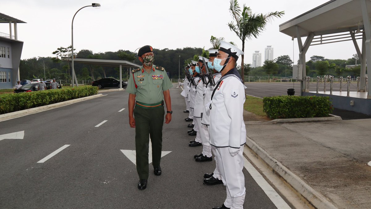 ROYAL MALAYSIAN NAVAL VOLUNTEER RESERVE (PSSTLDM) (@psstldmofficial) on Twitter photo Ahoy! Asisten Ketua Staf Perkhidmatan Anggota <a href="/MarkasATM/">Angkatan Tentera Malaysia</a>, Leftenan Jeneral Dato’ Hj Azlan Bin Abdul Rahman telah melakukan kunjungan hormat ke Markas Pemerintahan Pasukan Simpanan TLDM (HQ NR) pada 14 Oktober 2020.
‘SEDIA BERKORBAN’⚓️🇲🇾
<a href="/tldm_rasmi/">Royal Malaysian Navy</a> <a href="/zainulrd26/">Zainul</a> Ahoy! Asisten Ketua Staf Perkhidmatan Anggota <a href="/MarkasATM/">Angkatan Tentera Malaysia</a>, Leftenan Jeneral Dato’ Hj Azlan Bin Abdul Rahman telah melakukan kunjungan hormat ke Markas Pemerintahan Pasukan Simpanan TLDM (HQ NR) pada 14 Oktober 2020.
‘SEDIA BERKORBAN’⚓️🇲🇾
<a href="/tldm_rasmi/">Royal Malaysian Navy</a> <a href="/zainulrd26/">Zainul</a>