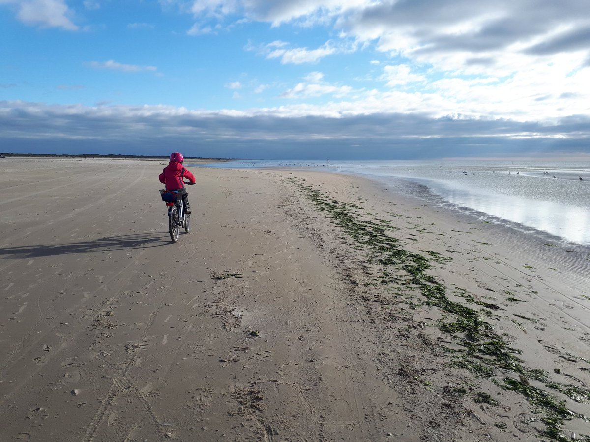 PukSvensson's tweet photo. Afternoon 14km fun ride with my girl - taking in the awesome views! It all adds up! Almost 50km done today. 👍🚴‍♀️ @hempsonstdl2020 #YourTourdeLaw #teamhempsons https://t.co/lhQvIt7fui