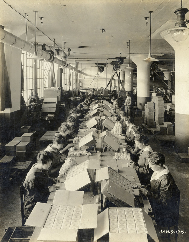 heritagetoronto's tweet photo. #TBT: it's #GlobalHandwashingDay, a reminder that one of the most effective ways to stop the spread of a virus is also the simplest - handwashing with soap. This 1919 photo depicts a group of #TOwomen hand-packing soap at the Palmolive factory on Natalie Ave. 📷 @torontolibrary https://t.co/BEr6wKgOWi
