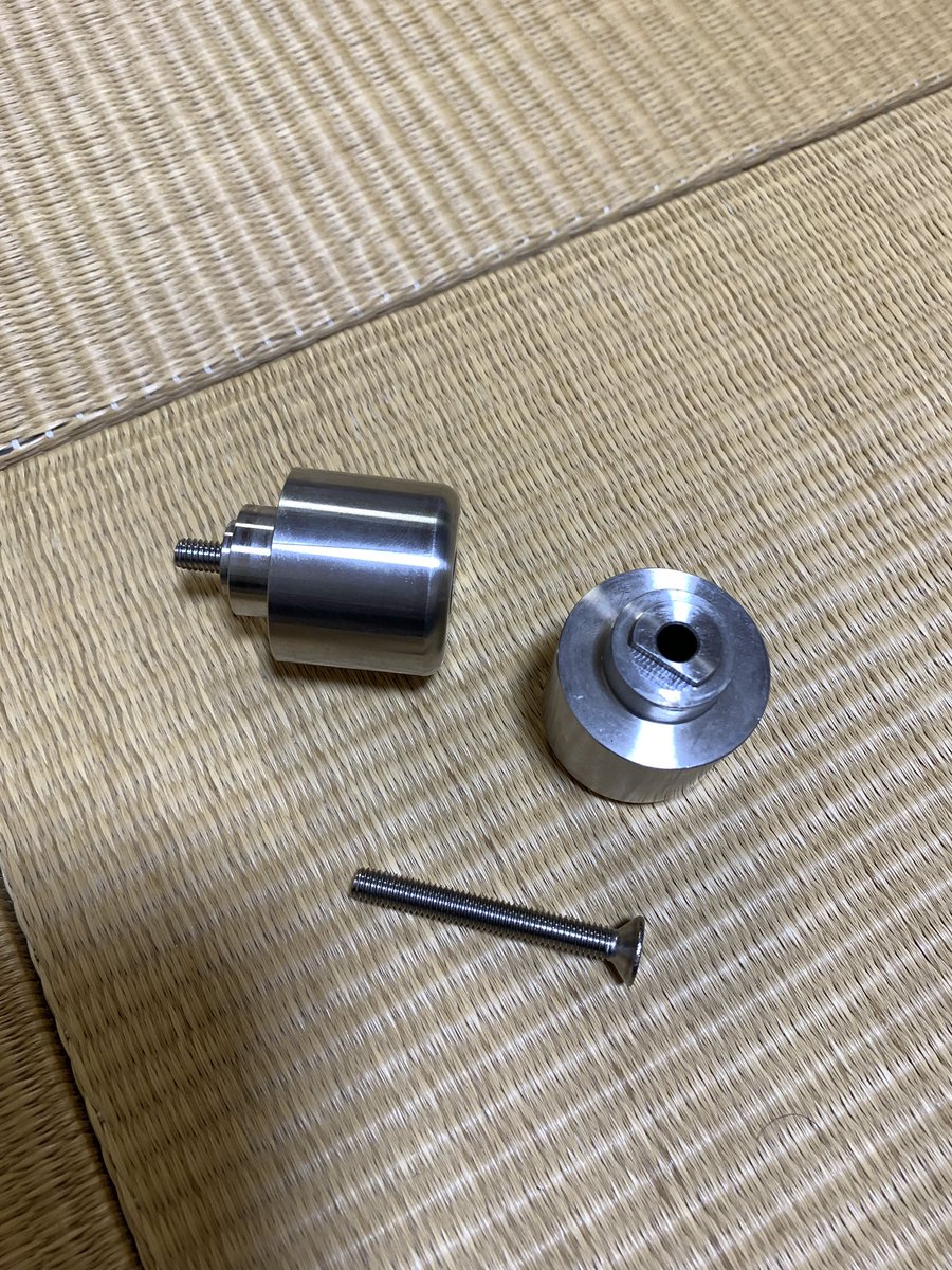 Mini008rR's tweet photo. ロクエフにPOSHのウルトラヘビーバーエンド付けてみました。前オーナーさんが付けてくれてたバーエンドもSUSの削り出しで結構重かった。ハンドルに伝わる振動の振幅が小さくなった。。気がします。鈍感f^_^; #CBR650F #RC83 #ロクエフ https://t.co/ya38nyECzG