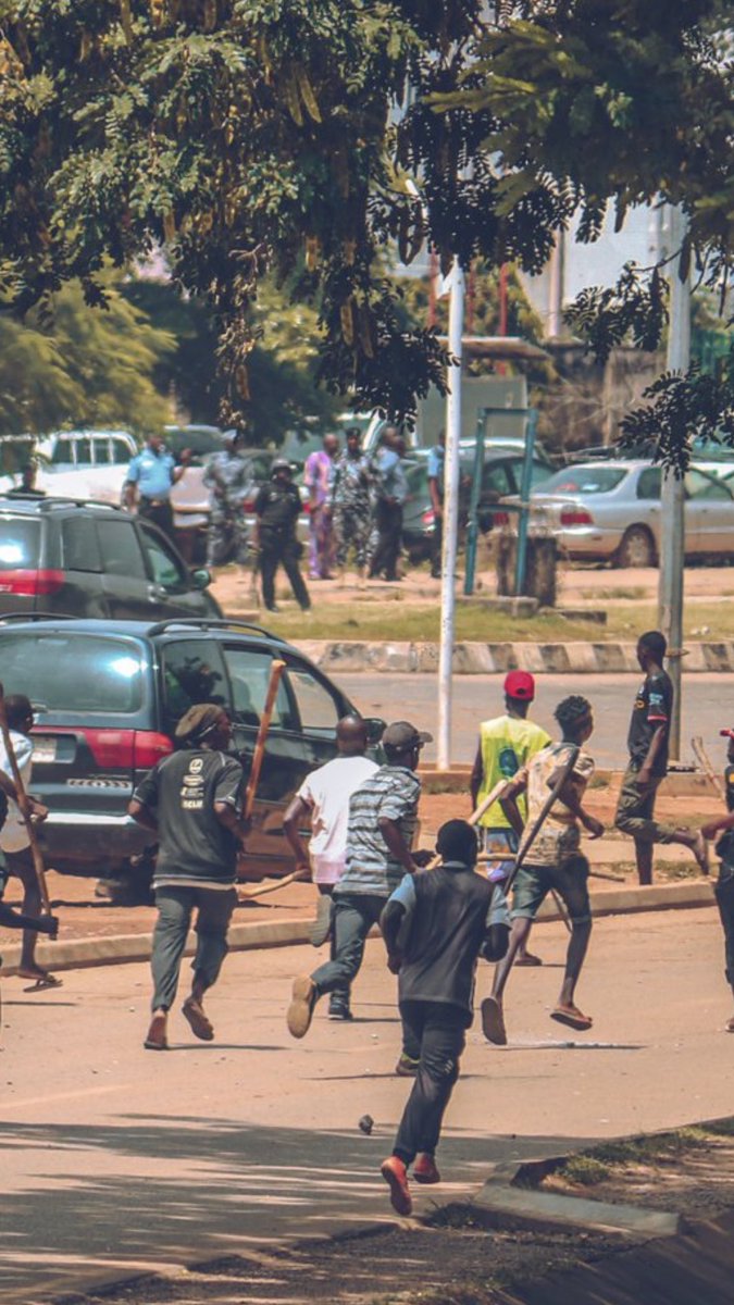 mr_ayokay's tweet photo. So why were your police officers standing still while they attacked?
If you want to lie, lie well
#EndSars #EndPoliceBrutalityinNigeria
#Endlying https://t.co/pC4z77nK1c