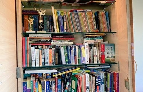 KGimire's tweet photo. Sushant was a books lover. Whenever he go anywhere he always carry a book.
I HV never seen someone like him.
is this called mental illness?? #Chipika
#VaranasiRoar4SSR https://t.co/QBQse4jiRe