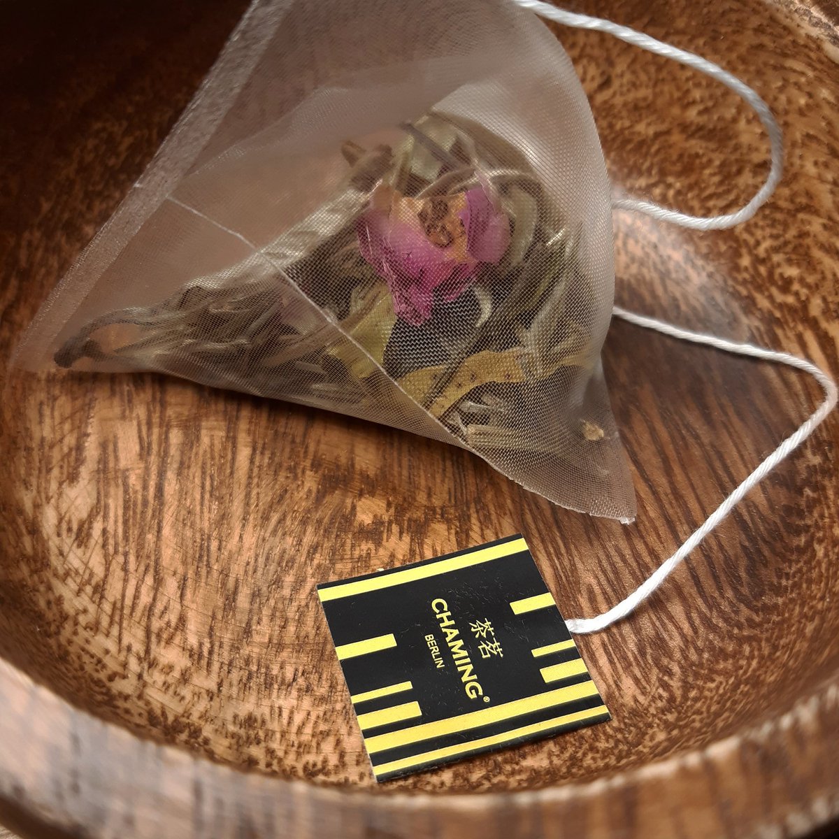 CHAMINGTea's tweet photo. Romantic taste 🌹🌱 Part 1 🎬 #ChamingTea 
-
#teeliebhaber #teetrinken #teesachet #teeliebe #teezeit #tea #tealove #rose #weißertee #whitetea #romantic #lecker #bio #organic #noplastic #noalcohol #vegan #love #Frühstück #breakfastideas #geschenkidee #schön #traumhaft #flowers https://t.co/jKfjE4x62B