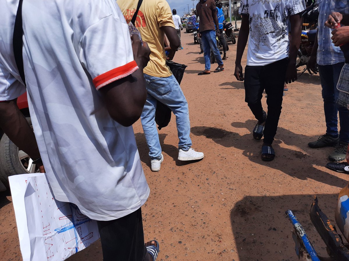 humanitarian_bs's tweet photo. We also #PickThatTrash at #Ilorinprotest ,  as concerned citizens, it is important to always keep our environment clean.

#EndPoliceBrutalityinNigeria 
#ReformTheNigerianPolice 
#ilorinprotest 
#EndSARS 
#environment
#EndSWAT ✊✊✊ https://t.co/mch3qAhLN2