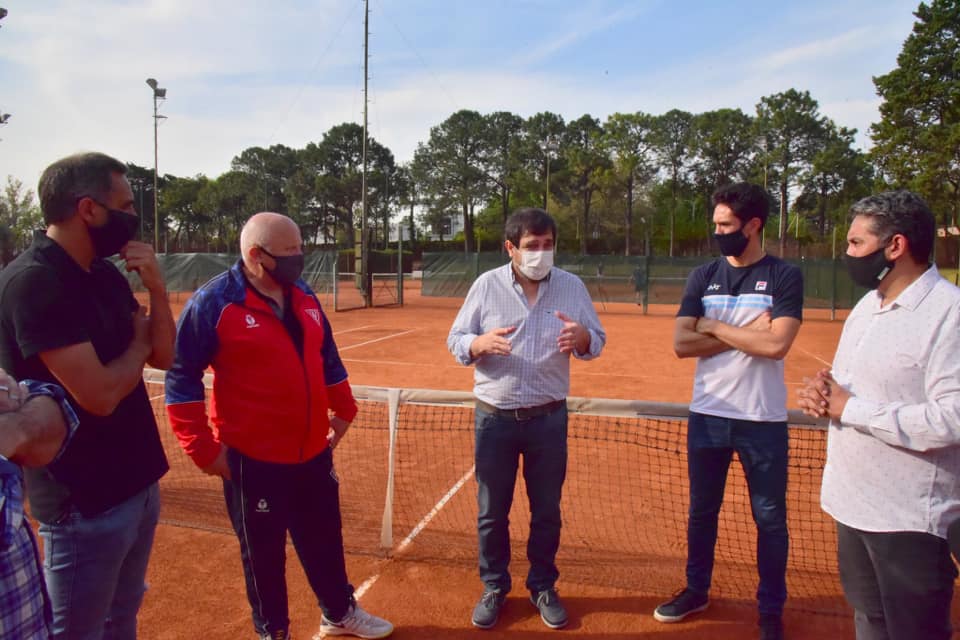 🎾🏸El intendente <a href="/fmoreiraok/">Fernando Moreira</a> recorrió distintos clubes locales junto al vicepresidente de la <a href="/AATenis/">Asociación Argentina de Tenis</a>, <a href="/zabala7/">mariano zabaleta</a> , y su director ejecutivo, <a href="/MVassalloA/">Martín Vassallo Argüello</a>, acerca del cumplimiento de los protocolos sanitarios en las instituciones deportivas.